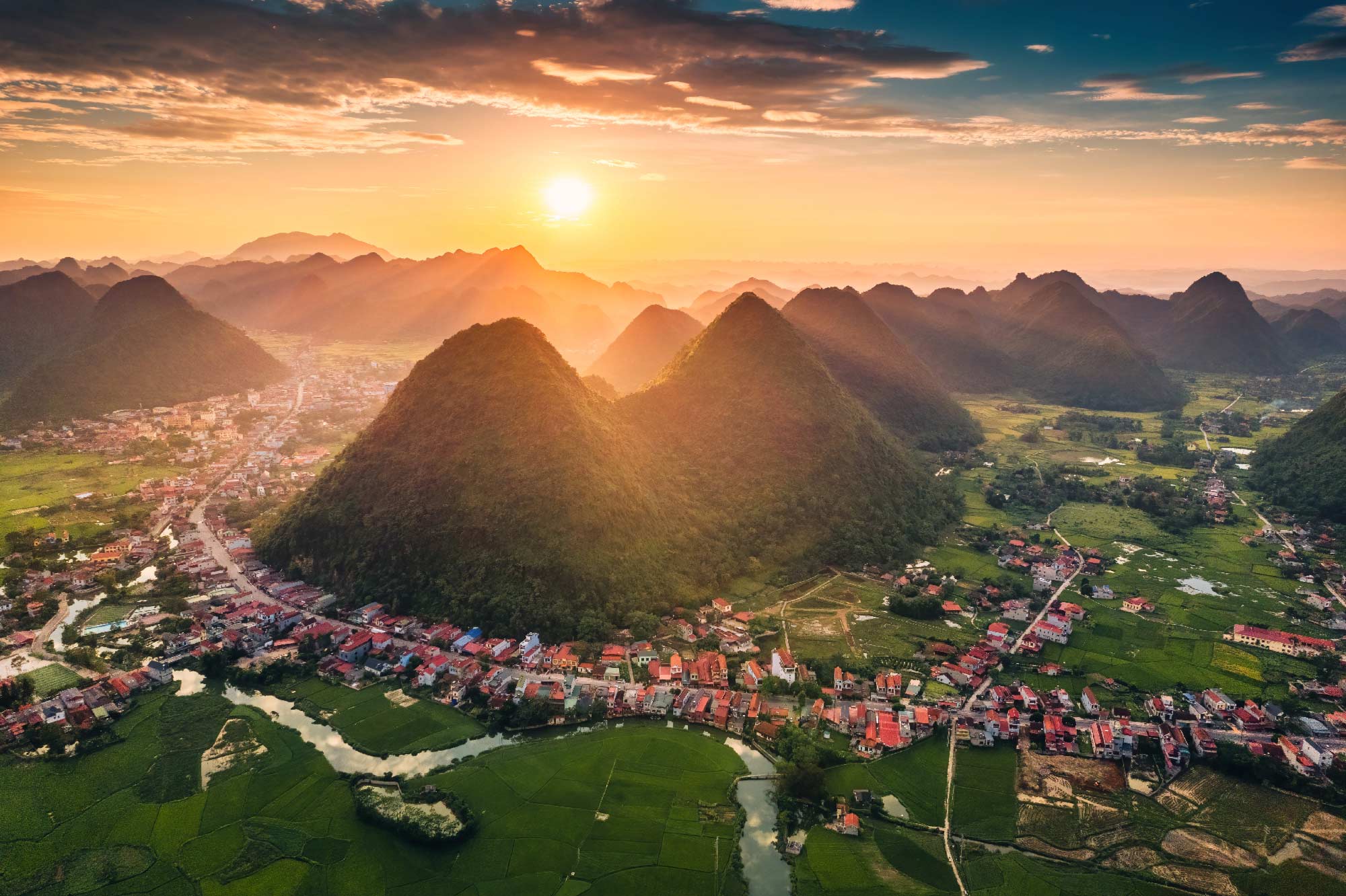 Atardecer detras de las montañas en Yangshuo, China